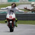 Multan al campeón de 250cc, Marco Simoncelli, por dar la vuelta de honor sin el casco