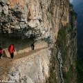 El escalofriante camino a la escuela al filo de un acantilado a 1.500 metros de altura [Eng]