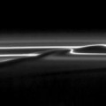 La sonda Cassini captura el choque entre la luna Prometeo y el anillo F de Saturno