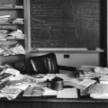 El desordenado escritorio de Albert Einstein (1955)