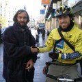 Una empresa ficha al hombre que hace bicis de alambre en las calles de Valencia