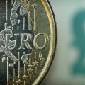 La libra se cambia por primera vez por debajo del euro en aeropuertos y calles comerciales del Reino Unido