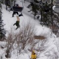 Hombre cuelga desnudo de una  telesilla para esquiadores en un extraño incidente