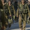 Decenas de soldados israelíes irrumpen en una localidad de Cisjordania y detienen a unos 30 palestinos