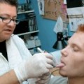 Médicos y enfermeros exigen que se prohíban los tatuajes y 'piercings' sin control sanitario