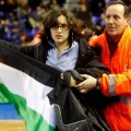 Varios espontáneos con banderas palestinas interrumpen en el partido Barcelona-Maccabi de Tel Aviv