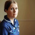 La enfermera suspendida por rezar por un paciente recupera su puesto de trabajo