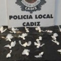 Hallan un pequeño alijo en una furgoneta tras ver a su conductor bailando en plena vía pública (Cádiz)