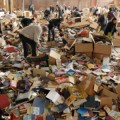 Miles de personas "invaden" un almacén abandonado por un proveedor de Amazon para hacerse con libros gratis [Eng]