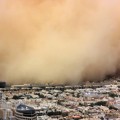 En fotos: el momento en que una tormenta de arena "engulle" la capital de Arabia Saudí