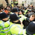 Miles de personas toman el centro financiero de Londres para protestar contra el G-20