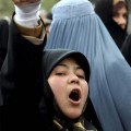 Mujeres afganas protestan contra una ley que permite la violación en el matrimonio