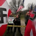 Neo-Nazis protestan en la apertura del Museo del Holocausto en Illinois