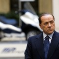 Berlusconi está intentando impedir la difusión de fotos suyas en fiestas con menores