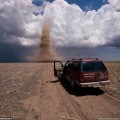 Un vehículo y un tornado de polvo