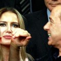 Una candidata de Berlusconi afirma que cobró por ir a fiestas en su casa