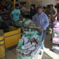 Los ganaderos tiran cientos de litros de leche al suelo en un centro comercial en Santiago