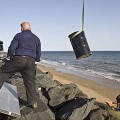 Un 'derrame accidental' de crudo provoca una mancha de doce kilómetros en Huelva