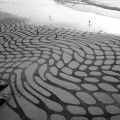Carrera contra la marea: Un artista crea obras de arte en la arena que el mar borra cada día