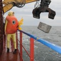 Greenpeace boicotea la pesca de arrastre mediante bloques de granito