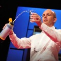 Michael Pritchard crea un filtro que transforma el agua sucia en potable en cuestión de segundos