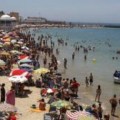 Amonestado el locutor socorrista playa de Cádiz por usar el humor en los mensajes