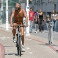 Absuelto el nudista francés que pasea por Donostia