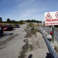 «Precaución, niños gitanos en la calzada» reza una nueva señal en As Rañas (A Coruña)