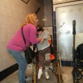 Una niña discapacitada vive recluida porque tres vecinos no quieren poner un ascensor