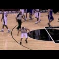 Manu Ginobili atrapa un murciélago con las manos en pleno partido de los Spurs contra los Kings de Sacramento
