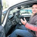 Un taxista de Mérida devuelve 9.000 euros que habían olvidado en su coche