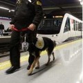 Un vigilante del metro propina una brutal paliza a un colombiano