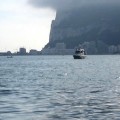 Gibraltar: la Royal Navy practica el tiro con una bandera española