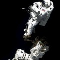 Astronautas instalan una antena para radioaficionados en la Estación Espacial