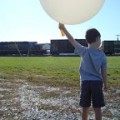 Un padre y su hijo pequeño obtienen imágenes del espacio con un globo hecho en casa