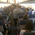 Foto de pasajero obeso en clase turista reabre el debate entre las aerolineas [ENG]