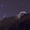 Impresionante panorámica de cielo nocturno sobre el Himalaya