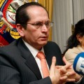 Peruanos y españoles afectados por la quiebra de Air Comet asaltan el consulado español en Lima