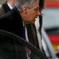 El primer ministro del Ulster renuncia a sus funciones seis semanas tras el escándalo sexual de su mujer