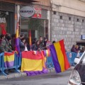 Decenas de jóvenes reciben a los príncipes con banderas republicanas en Murcia
