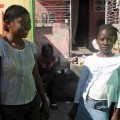 Una joven haitiana pide a los enviados especiales de la Cadena SER que se lleven a su hija a España