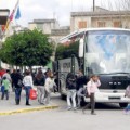 El conductor de un autobus escolar castiga  a los niños dejandolos en un pueblo vecino