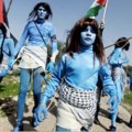 Activistas palestinos disfrazados como personajes de "Avatar" se enfrentan a soldados israelies   [ENG]