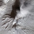 Satélite capta dos volcanes en erupción en la península Kamchatka