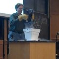 Un profesor de física introduce un portátil en nitrógeno líquido para hacerlo añicos