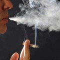 Sanidad prohibirá fumar en aeropuertos y en discotecas