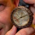 Presentan en Suiza reloj hecho con heces de dinosaurio