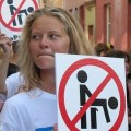 La pancarta mas estúpida de protesta anti-gays