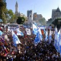 Argentina: una multitud conmemora en Plaza de Mayo el 34° aniversario del último golpe militar