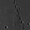 Una inexplicable cadena de cráteres elípticos en la Luna